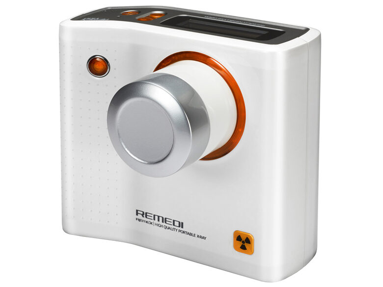 Pārnēsājama rentgena kamera REMEX T-100. Paredzēta zobu un nelielu ķermeņa daļu diagnostisko rentgena attēlu uzņemšanai. Tips:  Medicīnas ierīce   Klase:  II B