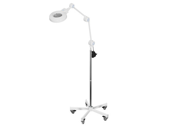 GIMANORD LED PLUS MAGNIFYING LIGHT – LED palielināmā lampa ar regulējamu baltās gaismas temperatūru un ratiņiem. Tips:  Medicīnas ierīce   Klase:  I
