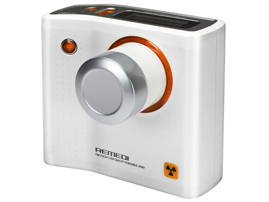 Augstas kvalitātes pārnēsājama rentgena kamera REMEX T-100. Piemērota lietošanai veterinārijā, zobārstniecībā, pediatrijā. Paredzēta zobu un nelielu ķermeņa daļu diagnostisko rentgena attēlu uzņemšanai. Tips:  Medicīnas ierīce   Klase:  II B