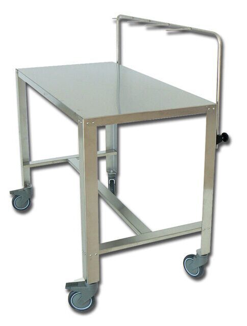 Operāciju zāles instrumentu galds izgatavots no nerūsējošā tērauda AISI 304. Regulējama 105-136 cm augšdaļa ar 4 instrumentu āķiem. Izmērs: 120x65xh 95 cm. Ražotājvalsts: Itālija