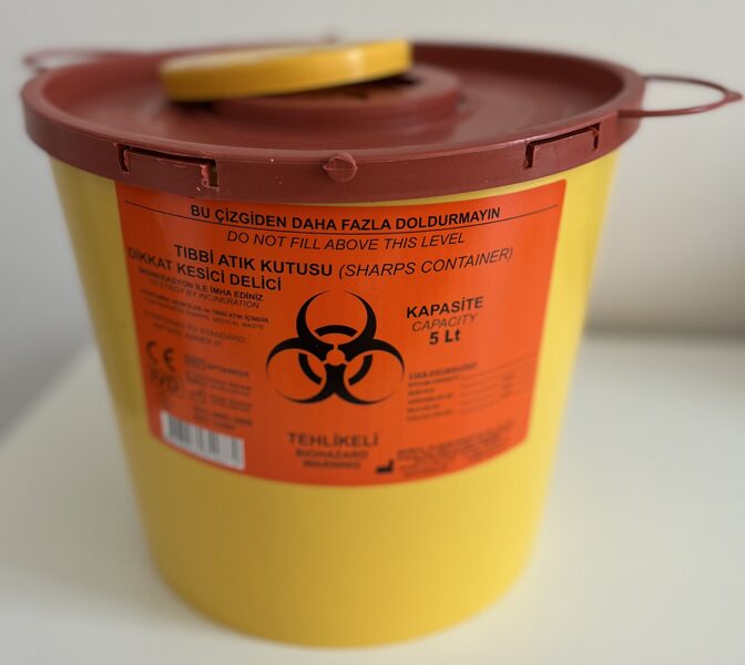Konteiners bīstamu atkritumu savākšanai, piemēram, zāļu ampulas, šļirces, adatas, insulīna adatas, skalpeļa asmeņi utt., 5 litri