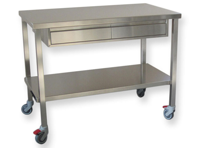 *Nerūsējošā tērauda galds, aprīkots ar divām atvilktnēm (47x30x12 cm) katrā pusē. Izmērs 120x70xh 95 cm. Ražots Itālijā